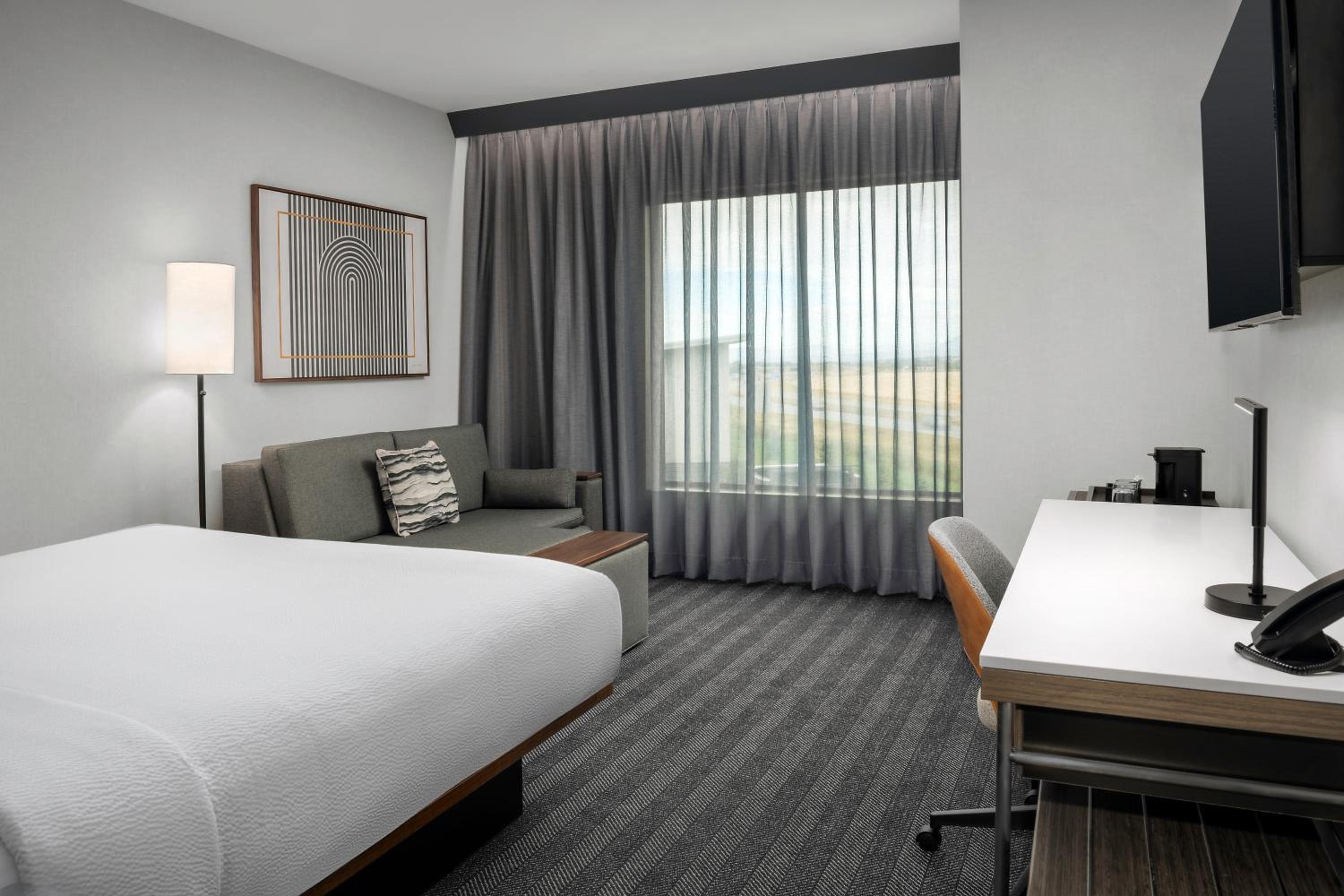 غرفة قياسية بسرير كينج مع أريكة بحوض استحمام لذوي الإعاقة، Courtyard by Marriott Bozeman 6/8