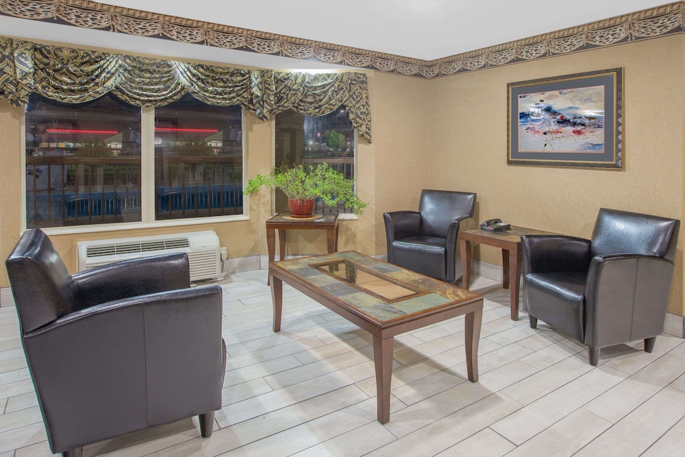 Days Inn and Suites By Wyndham Pine Bluff 19/27