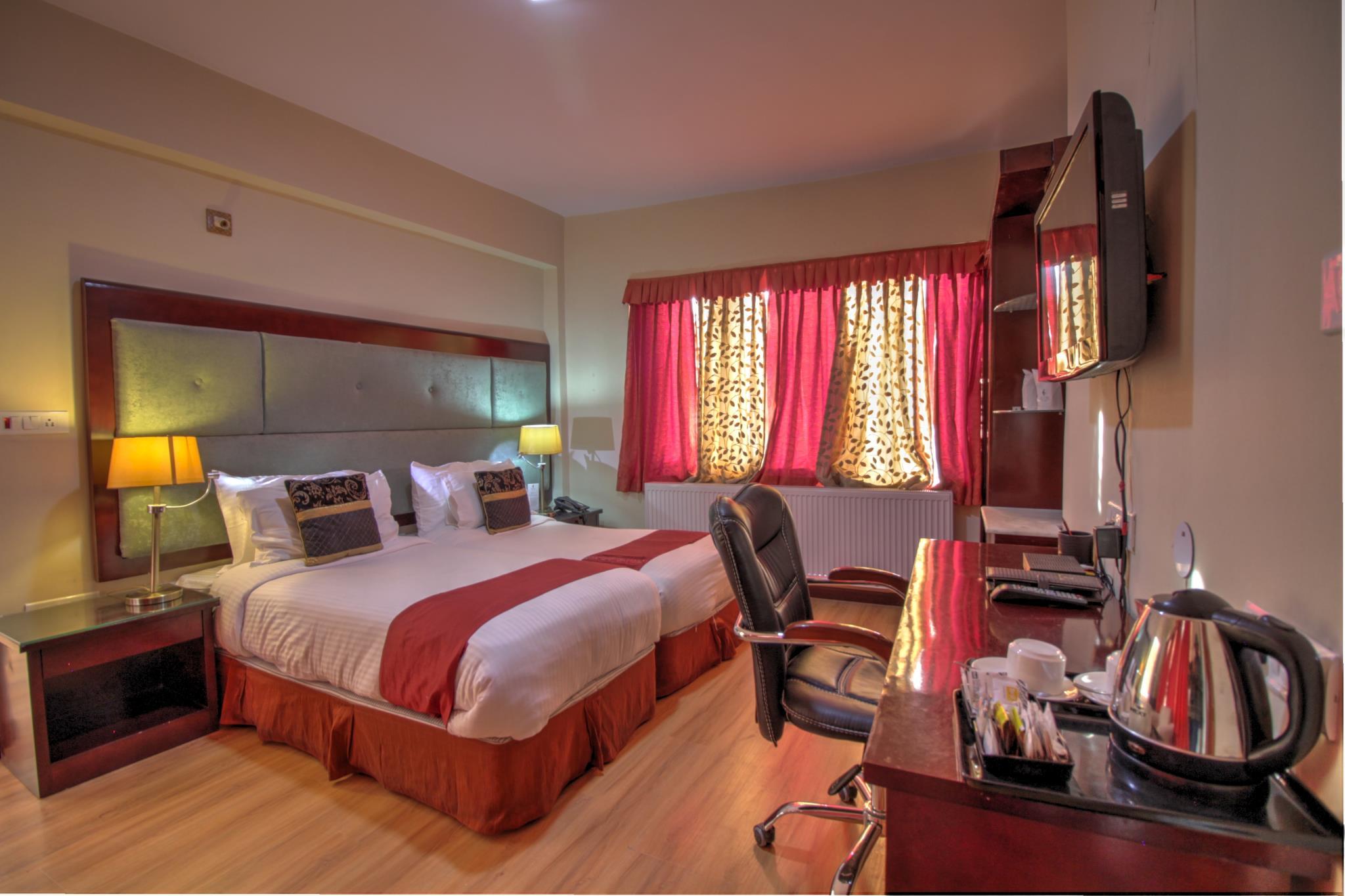 Super, Deluxe, Hotel Spic N Span 2/2