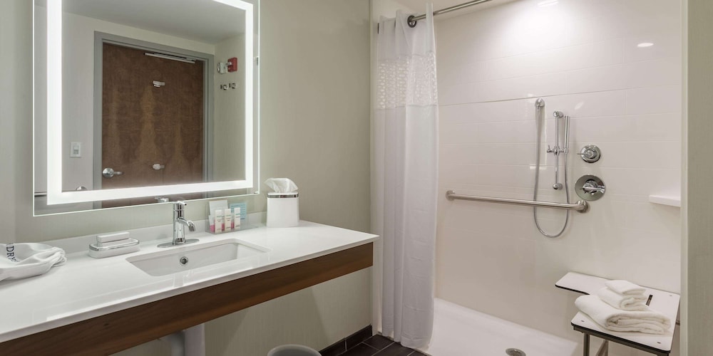 Hampton Inn and Suites Knoxville Papermill Drive 14/41