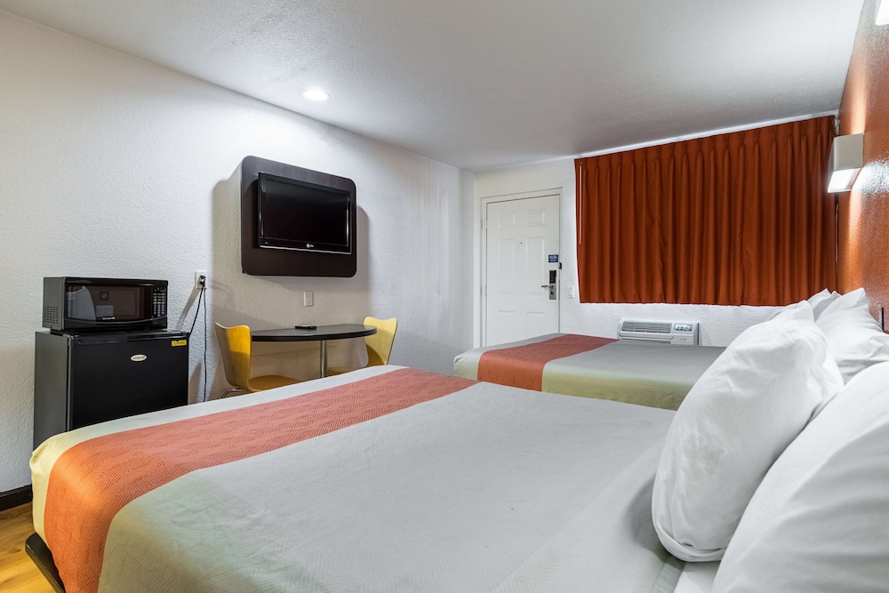 Motel6 Riverside, CA - UCR East 23/57