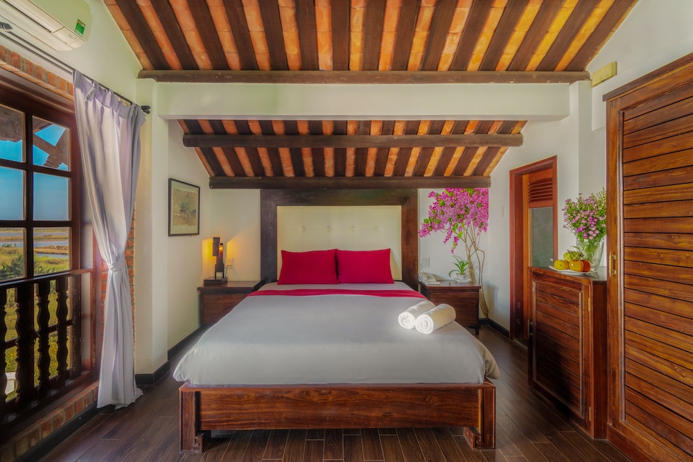 DELUXE, DOUBLE BED, RIVER VIEW