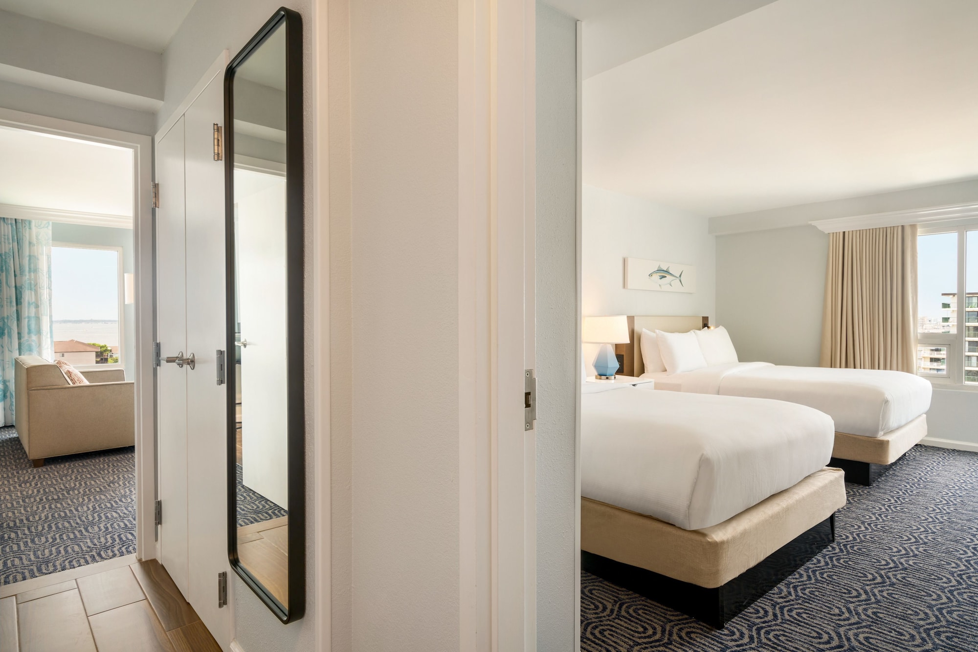 Premium, Suite, King Bed, 1 King and 2 Queen Beds, 3 Queen Beds, Ocean Front, Balcony، Doubletree By Hilton Ocean City Oceanfront 2/2