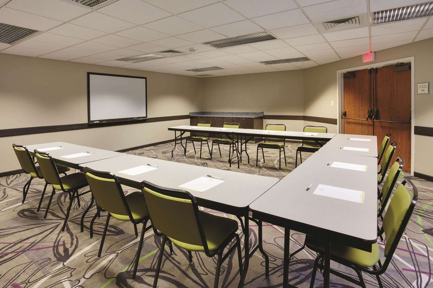 La Quinta Inn & Suites by Wyndham Detroit Metro Airport 45/55