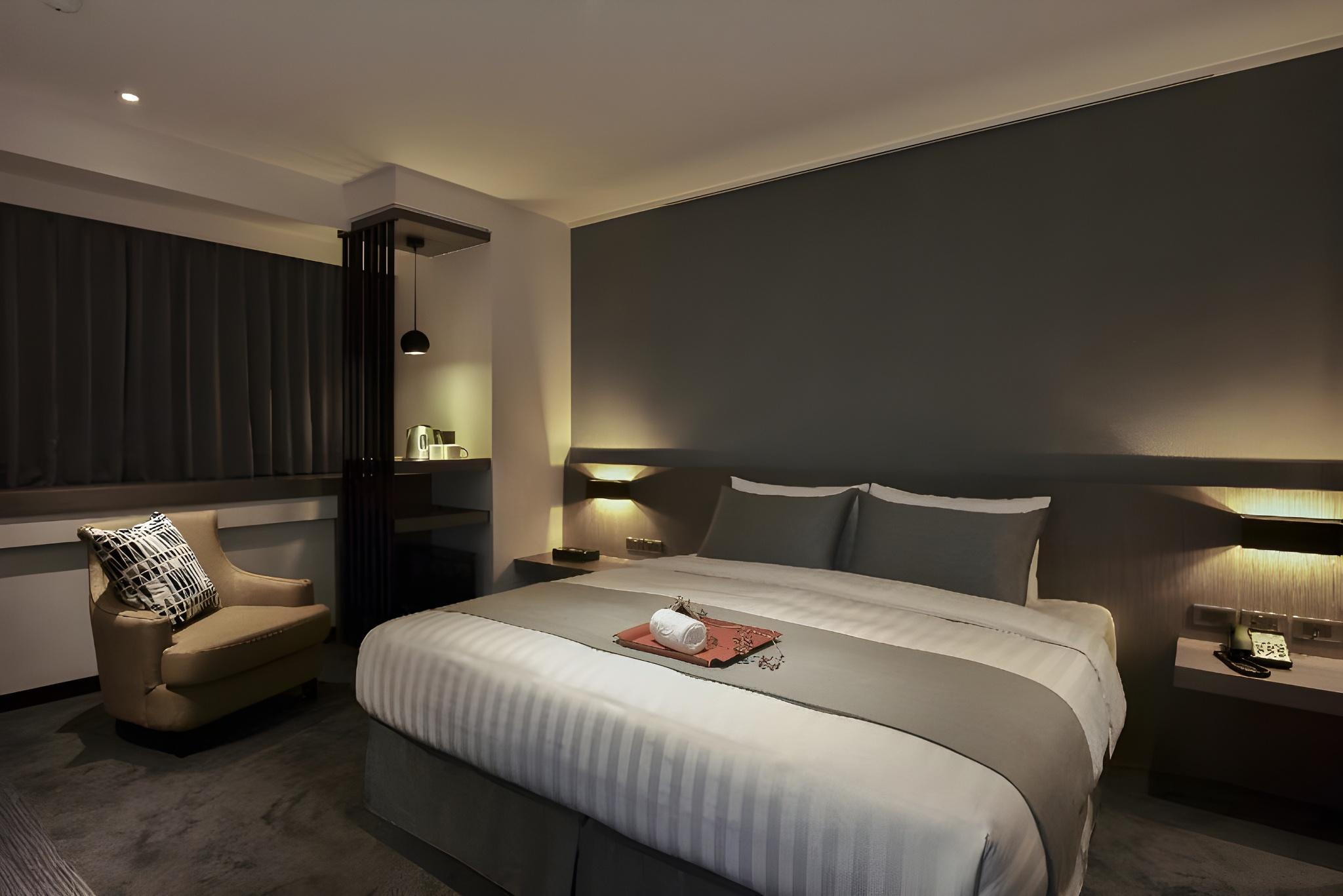 DELUXE, DOUBLE OR TWIN BED