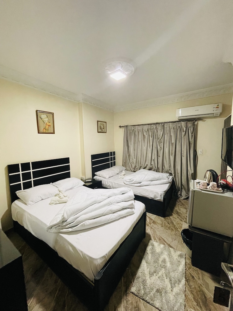 Three Giza Pyramids Inn 38/65