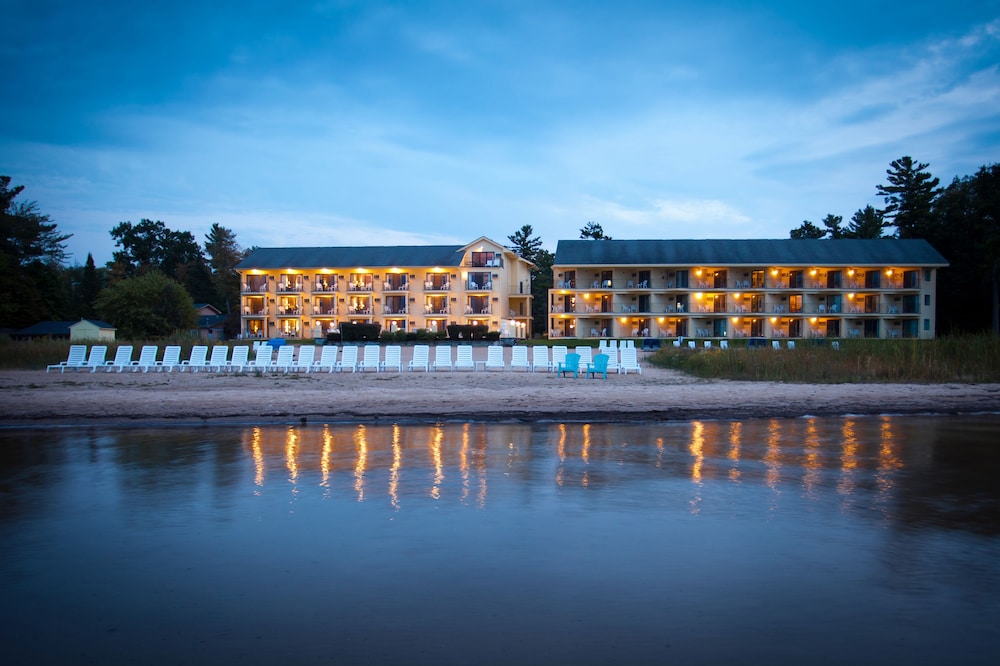 Pointes North Beachfront Hotel 6/72