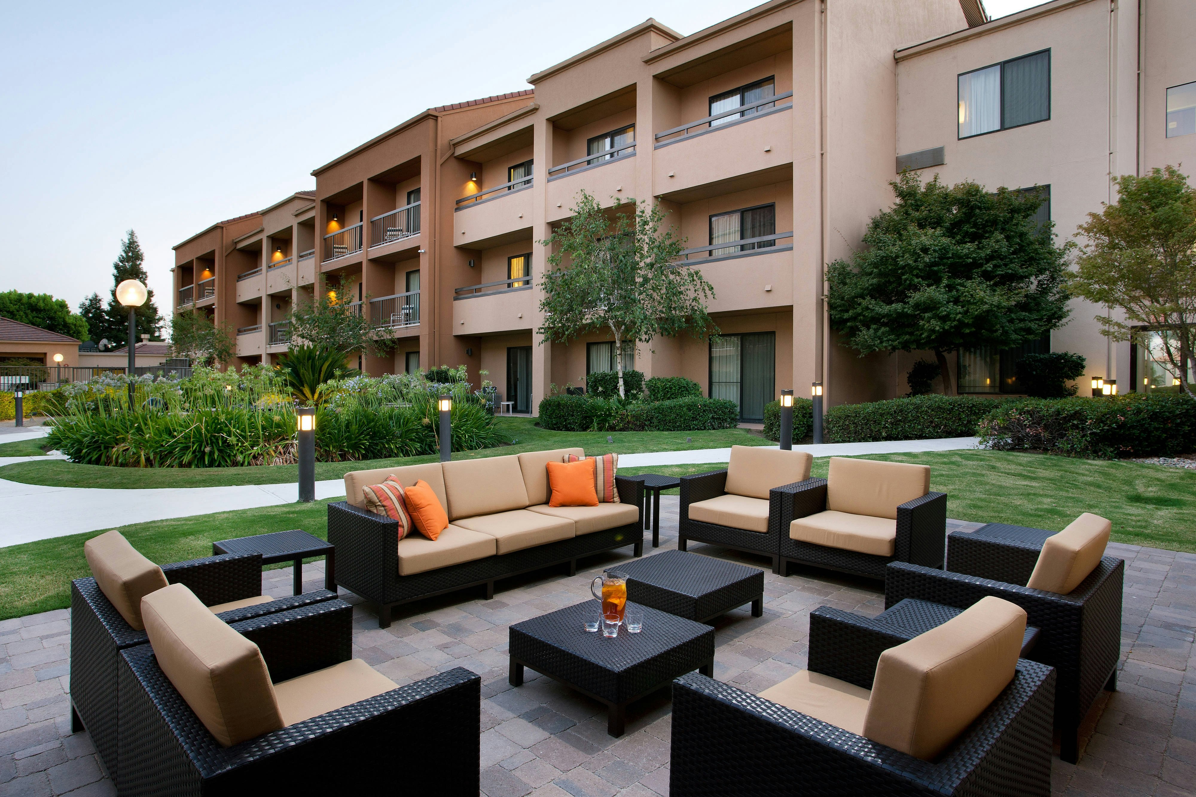 Courtyard Bakersfield 4/6