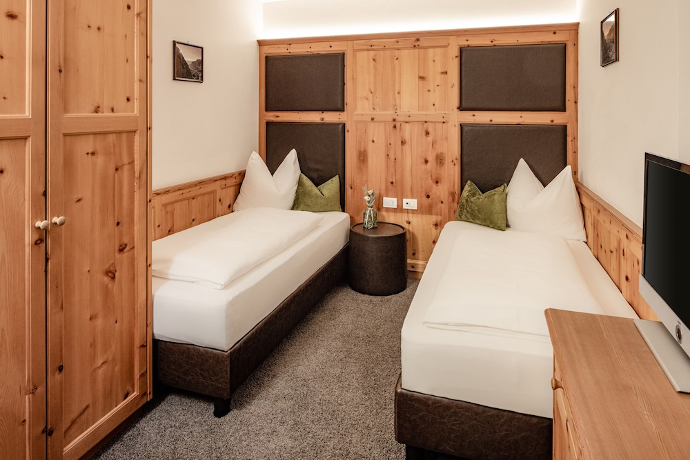 2 BEDROOMS, ROYAL, SUITE, 2 QUEEN BEDS, SOFA