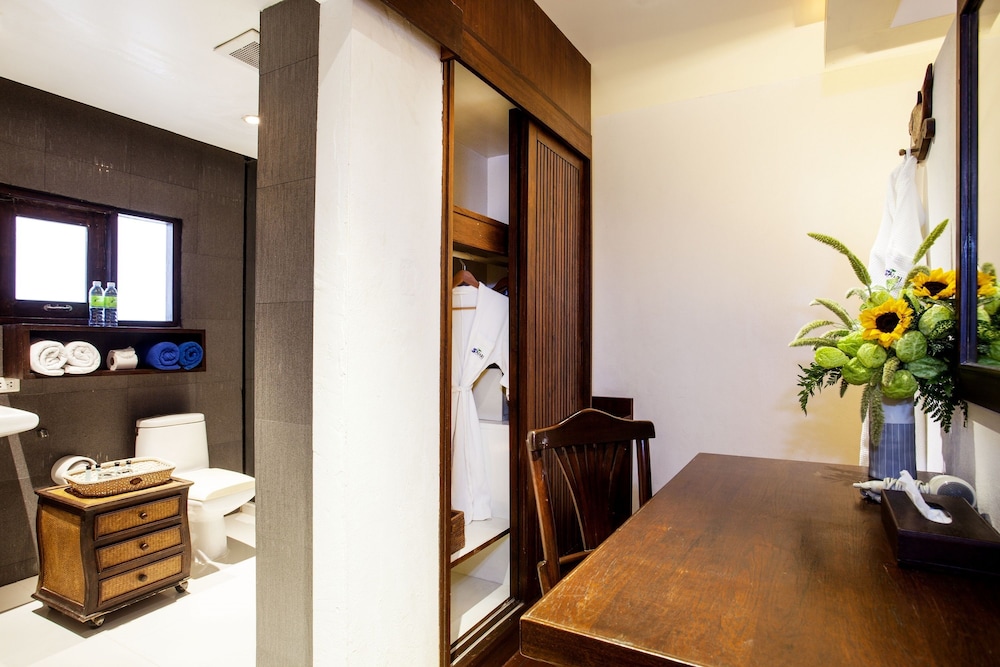 SAFARI BEACH HOTEL 4/48