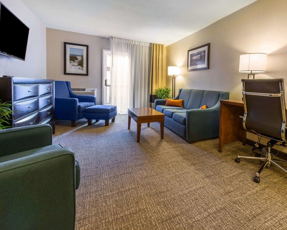 Comfort Inn & Suites Erie - Splash Harbor Indoor Waterpark 36/55