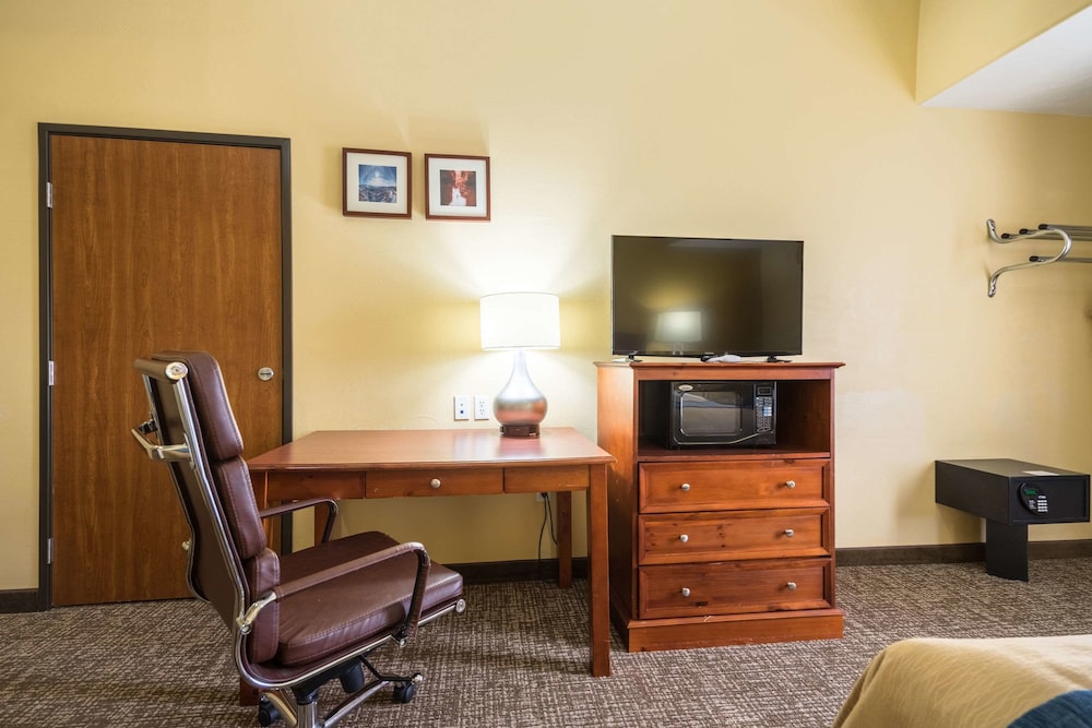 Comfort Inn & Suites Cedar City South, UT 30/36