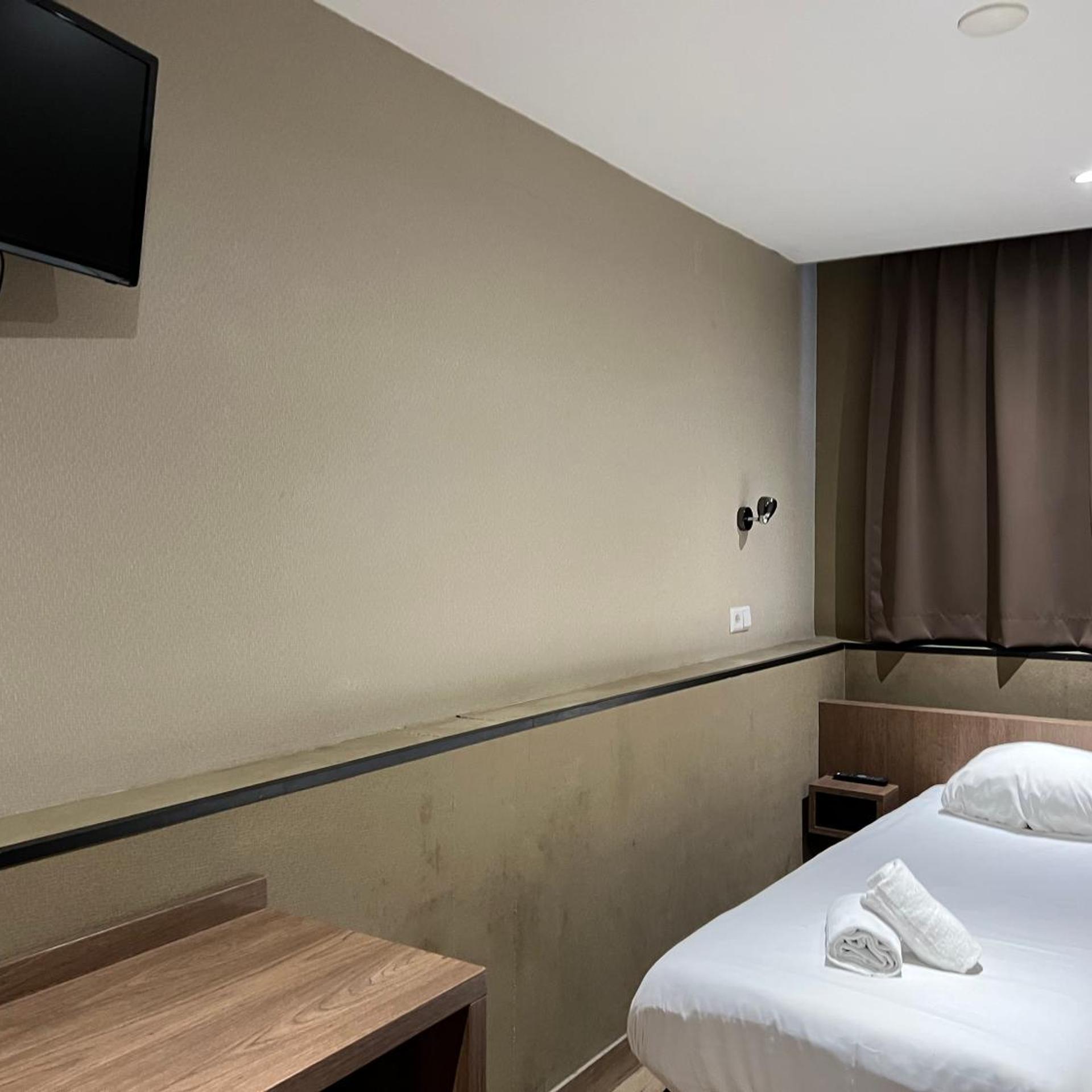 BASEMENT, TWIN BEDS