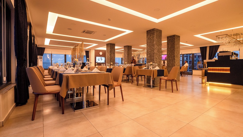 Souare Premium Hotel 32/39