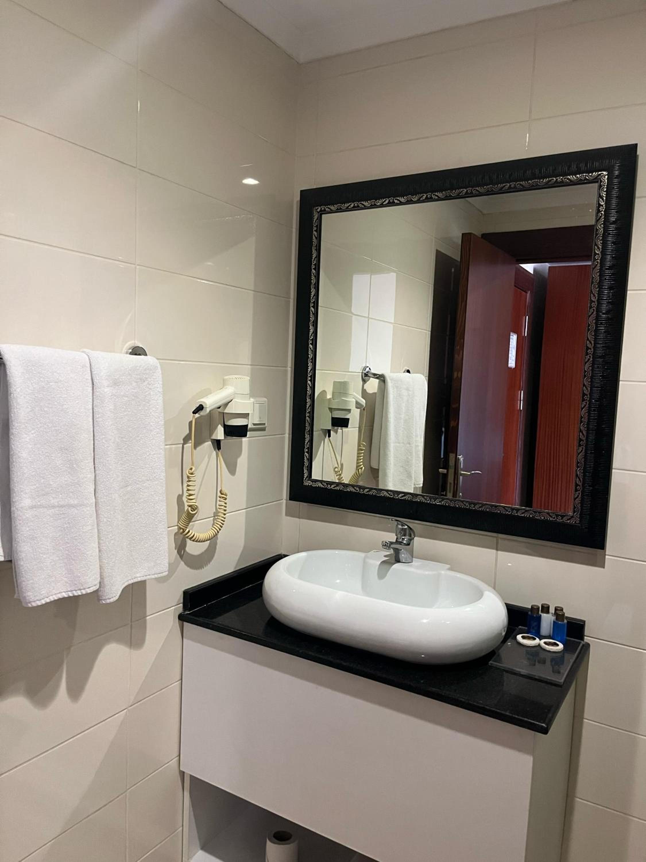 غرفة ثلاثية، ASRIN BUSINESS HOTEL 8/10