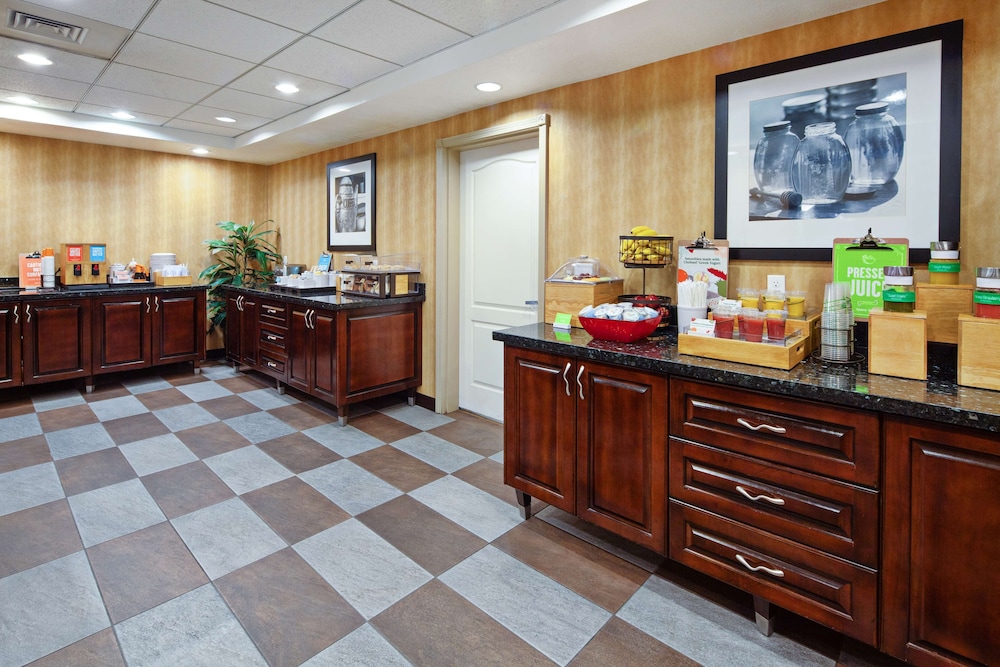 Hampton Inn Suites Agoura Hill 12/46