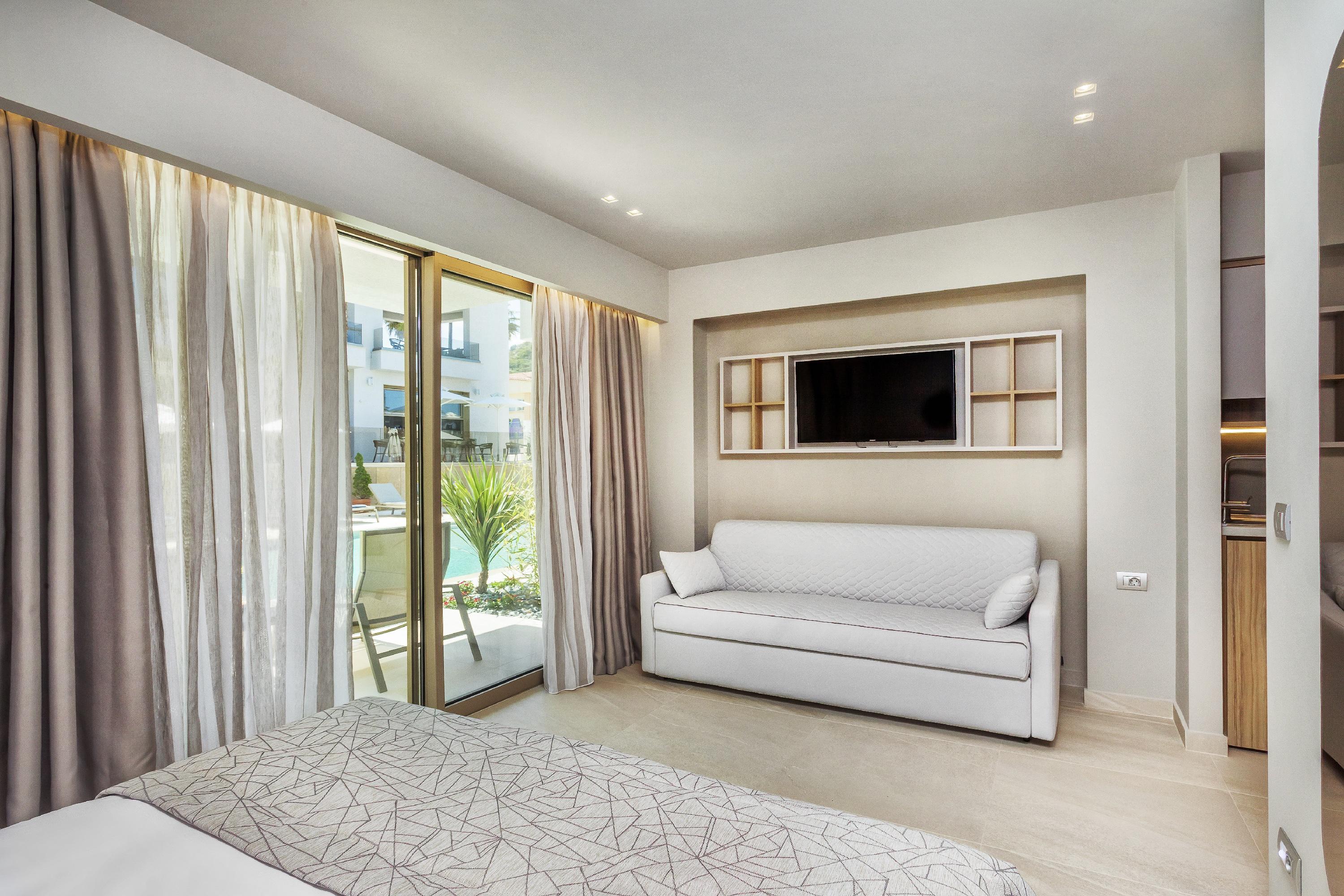 Deluxe, Studio, Pool Front