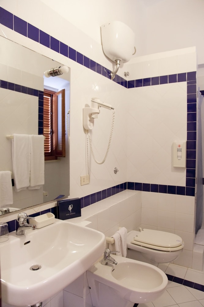 غرفة ثلاثية بإطلالة على البحر بشرفة، Hotel Cincotta 4/6
