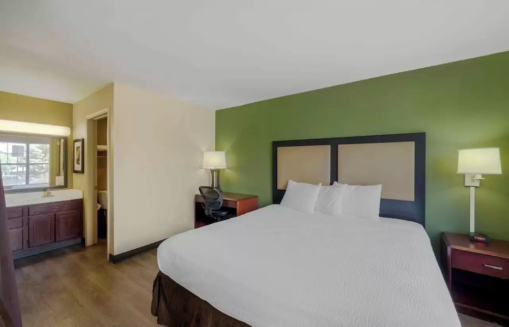 SUITE, KING BED