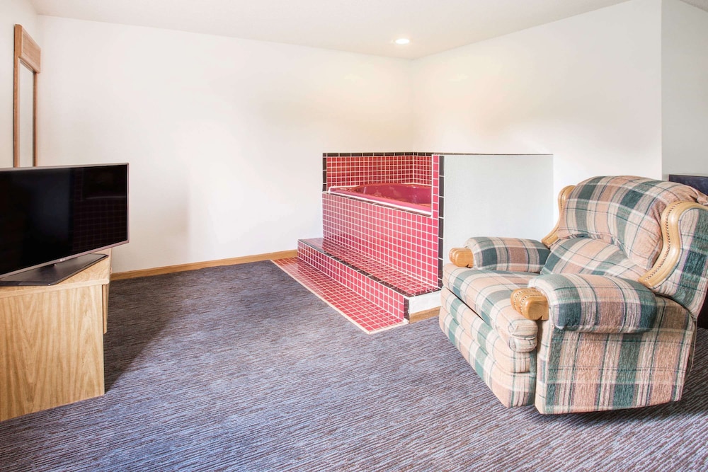 Super 8 by Wyndham Monmouth IL 14/18