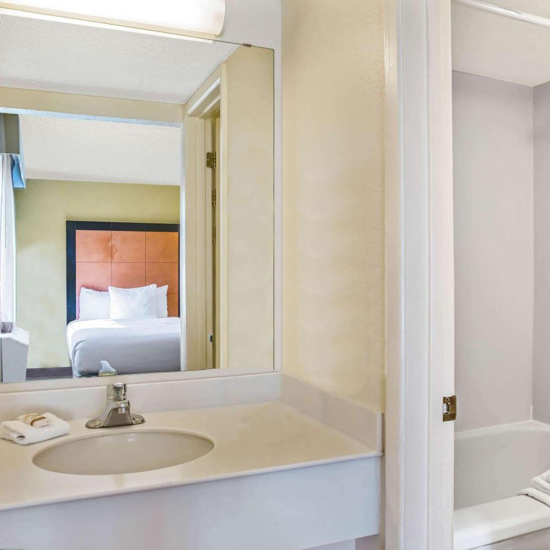 Deluxe, King Bed, La Quinta Inn by Wyndham Killeen - Fort Hood 8/8