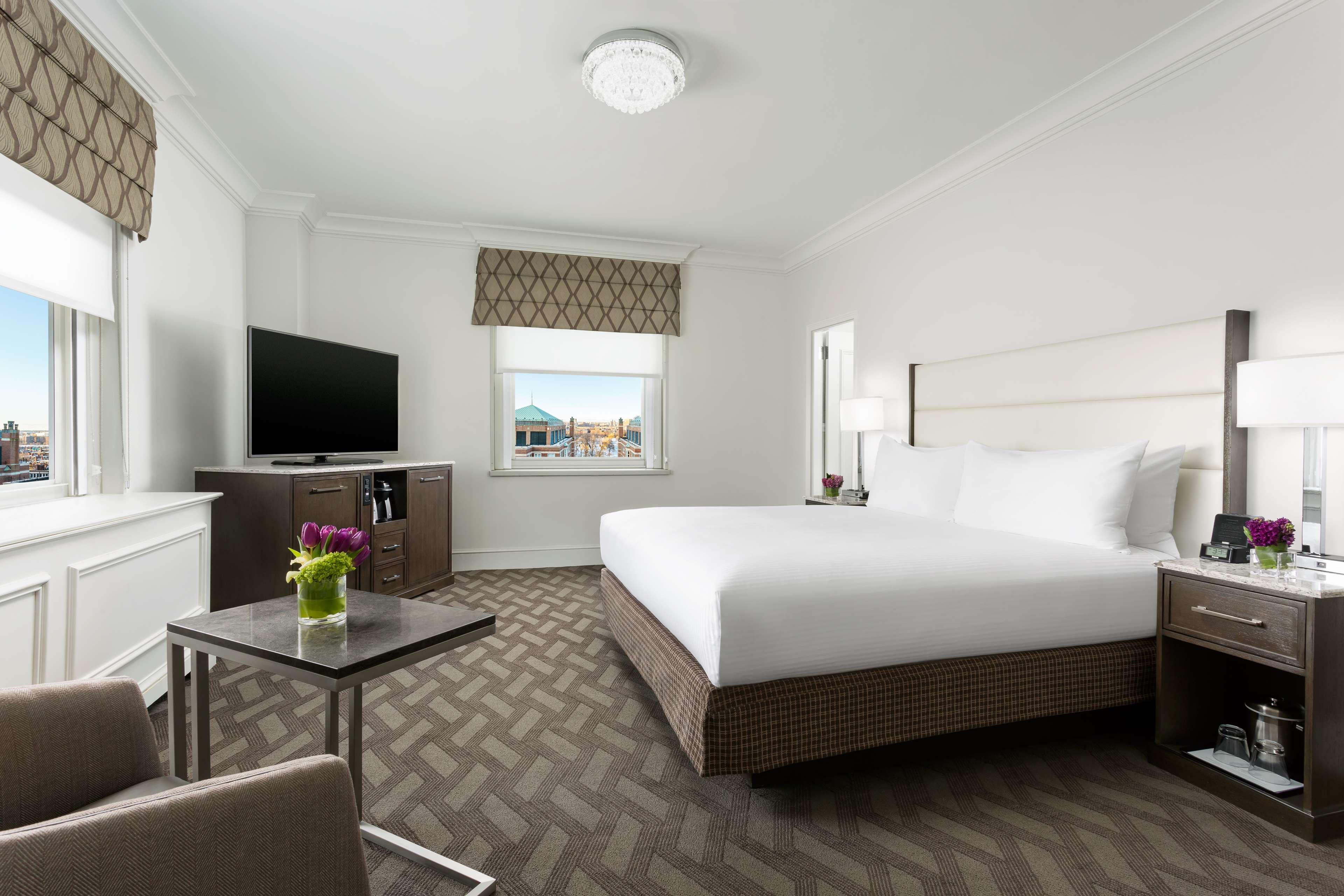 GUEST ROOM, DELUXE, KING BED