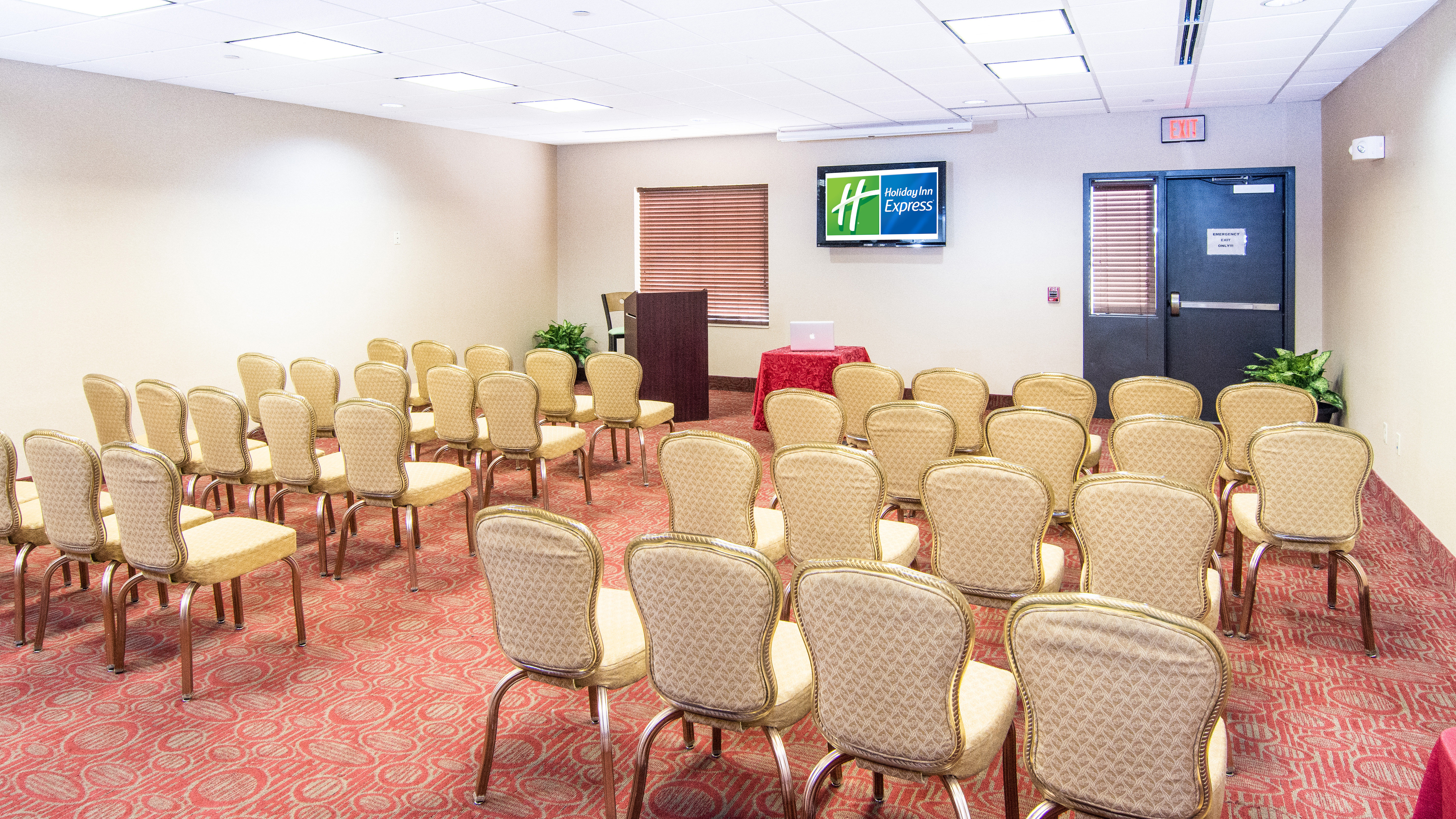 Holiday Inn Express Suites Elkton University Area 16/19