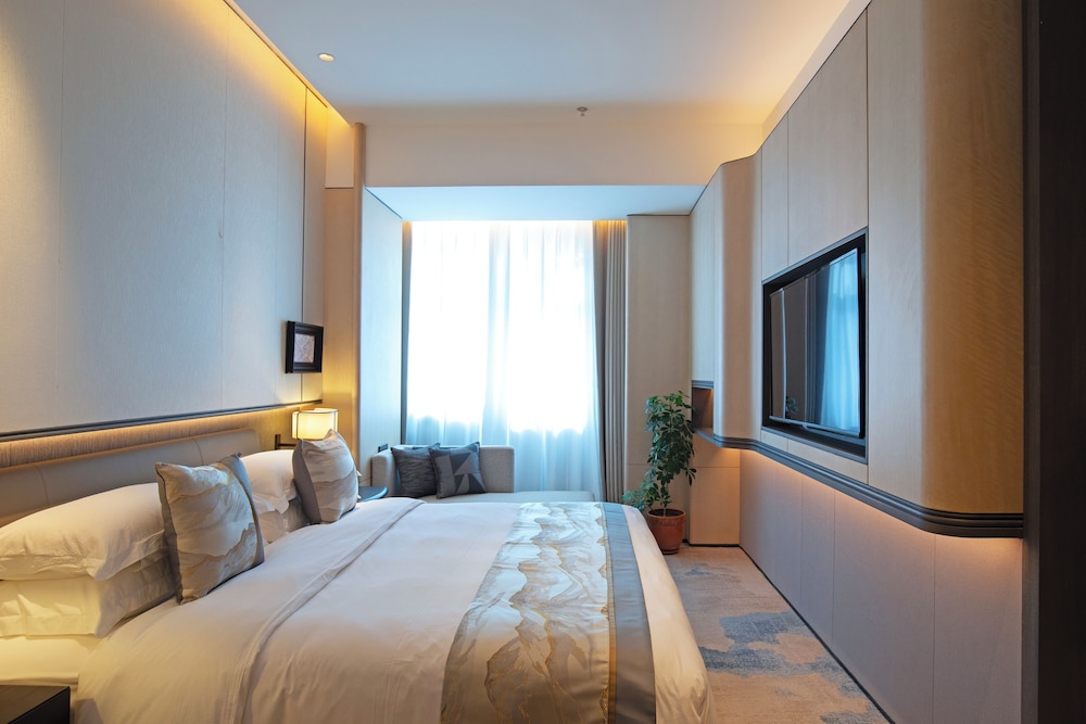 BUSINESS, SUITE