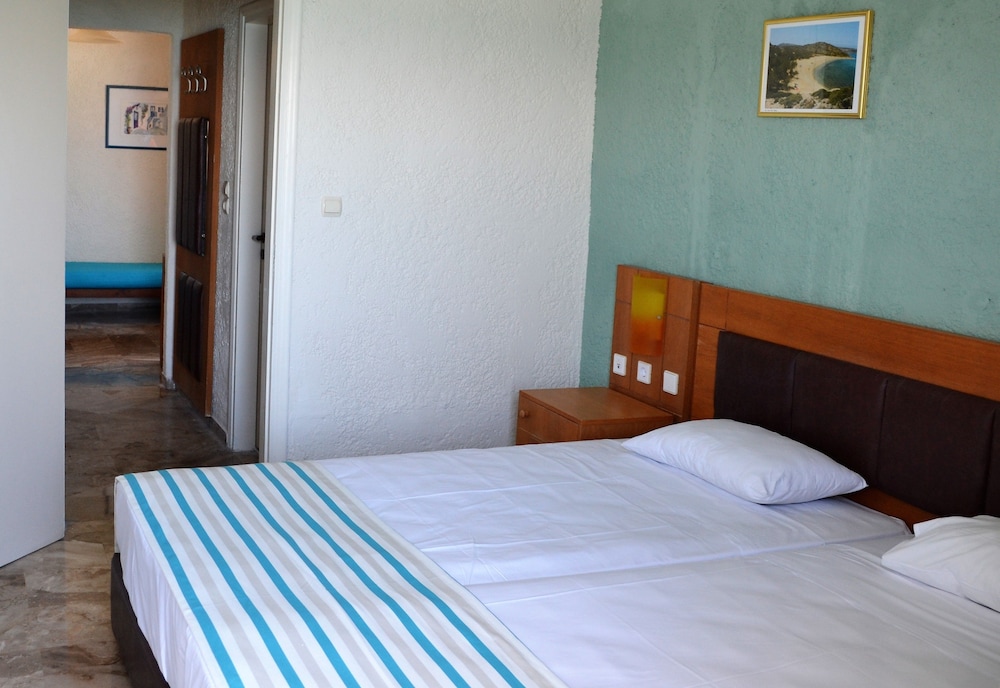 Sunset Beach Hotel 7/50