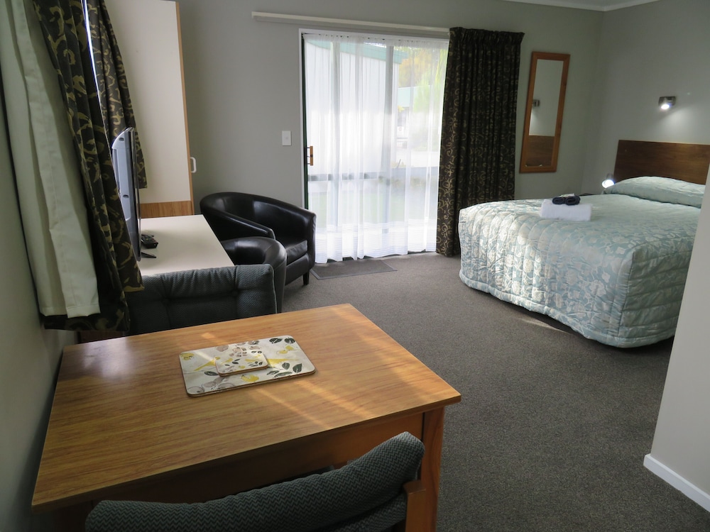 Commodore Court Motel 20/76