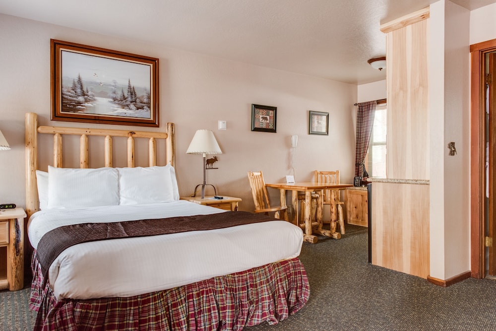 Classic, Studio, Queen Bed, Mountain Side