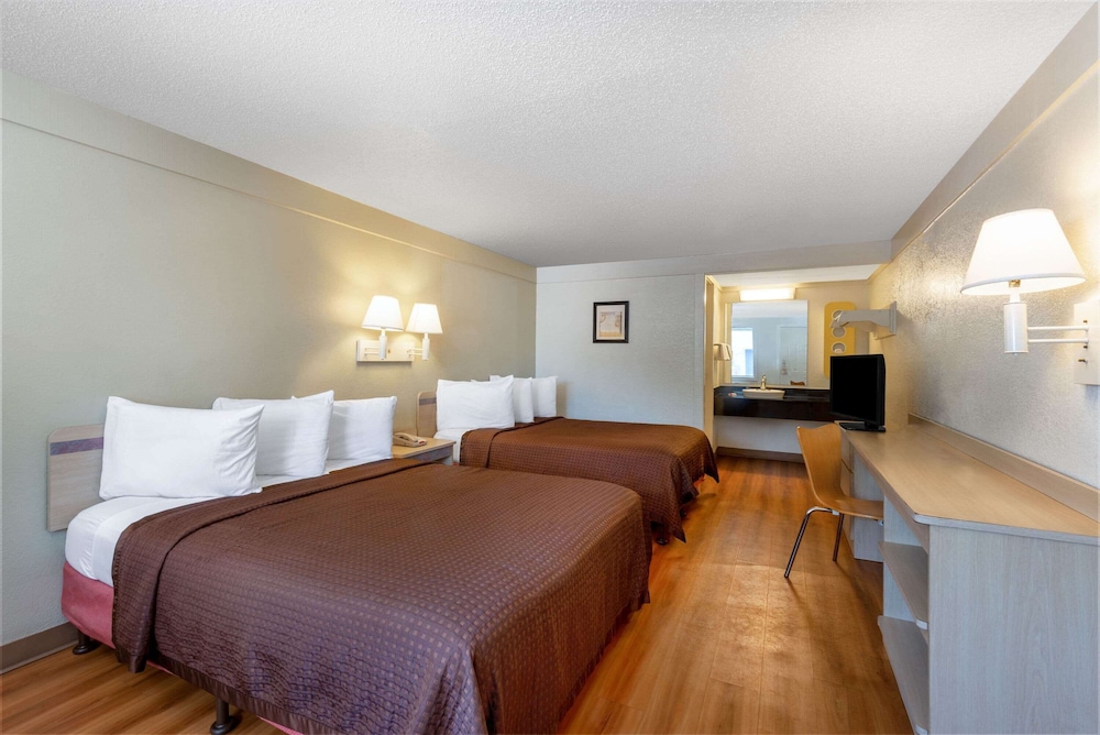 Travelodge by Wyndham Essington / Philadelphia Airport 9/19