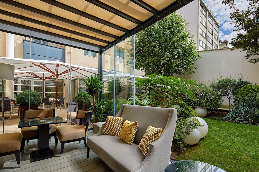 Ampere Hotel 49/80