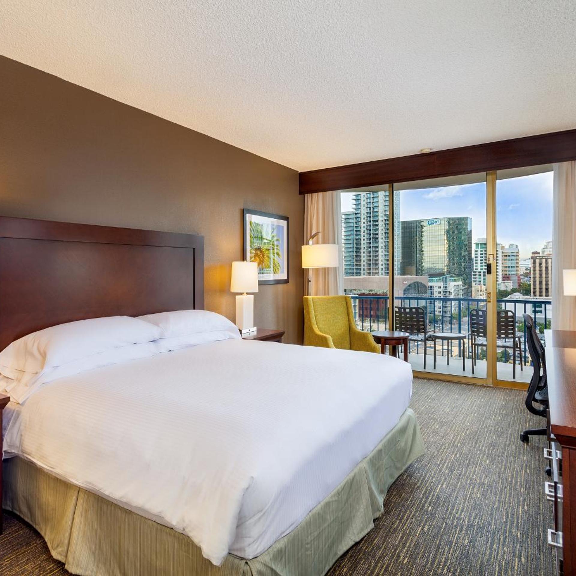 Superior, King Bed, Skyline View