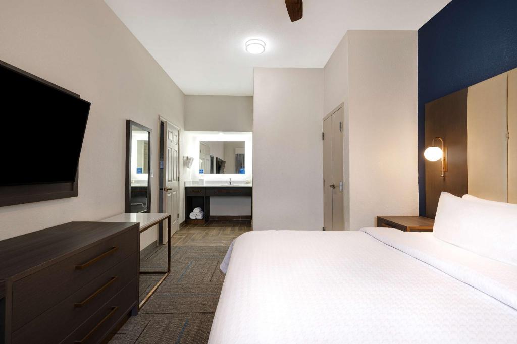 2 Bedrooms, Suite, 2 Double Beds, King Bed, 1 King or 2 Double Beds, Sofa, Accessible