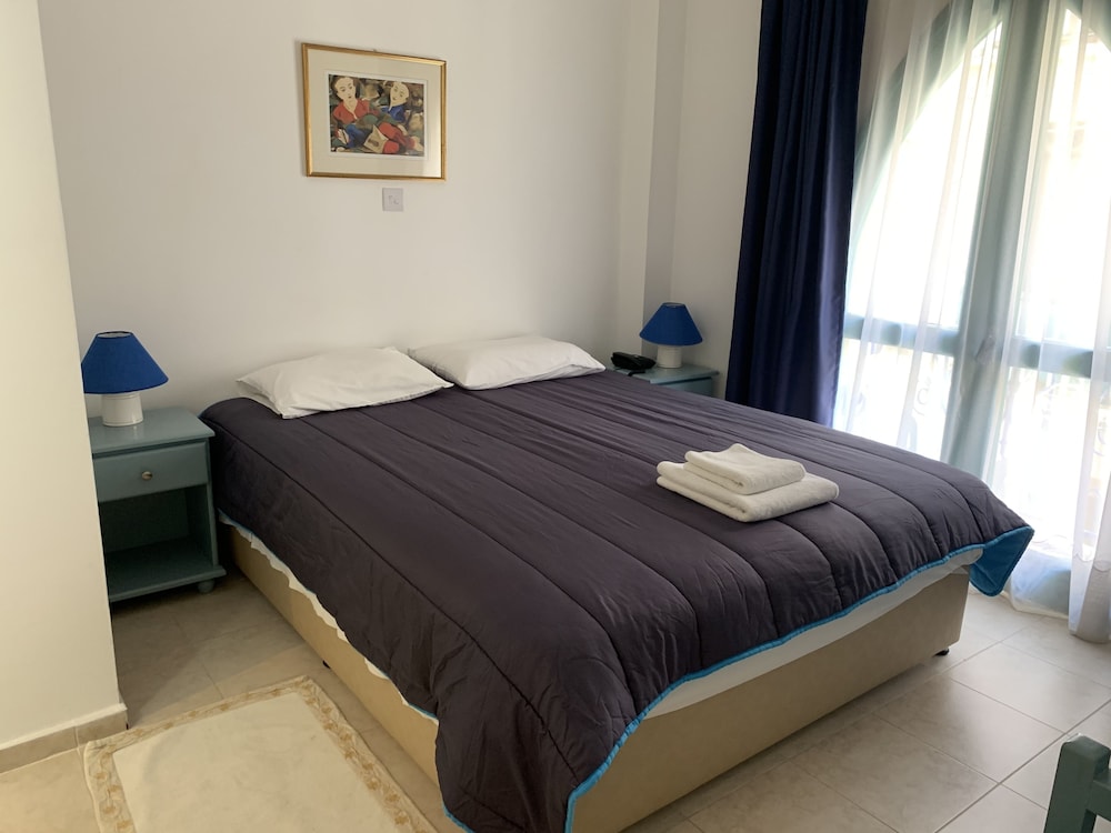 ECONOMY, DOUBLE OR TWIN BED