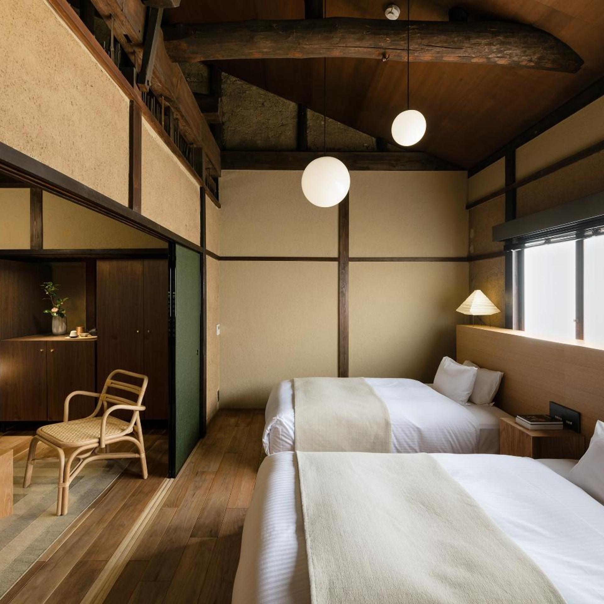 DELUXE, TWIN BEDS