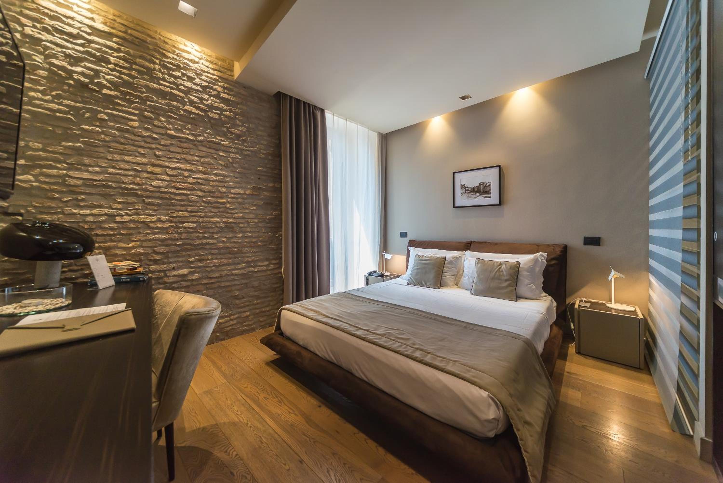 DELUXE, DOUBLE BED