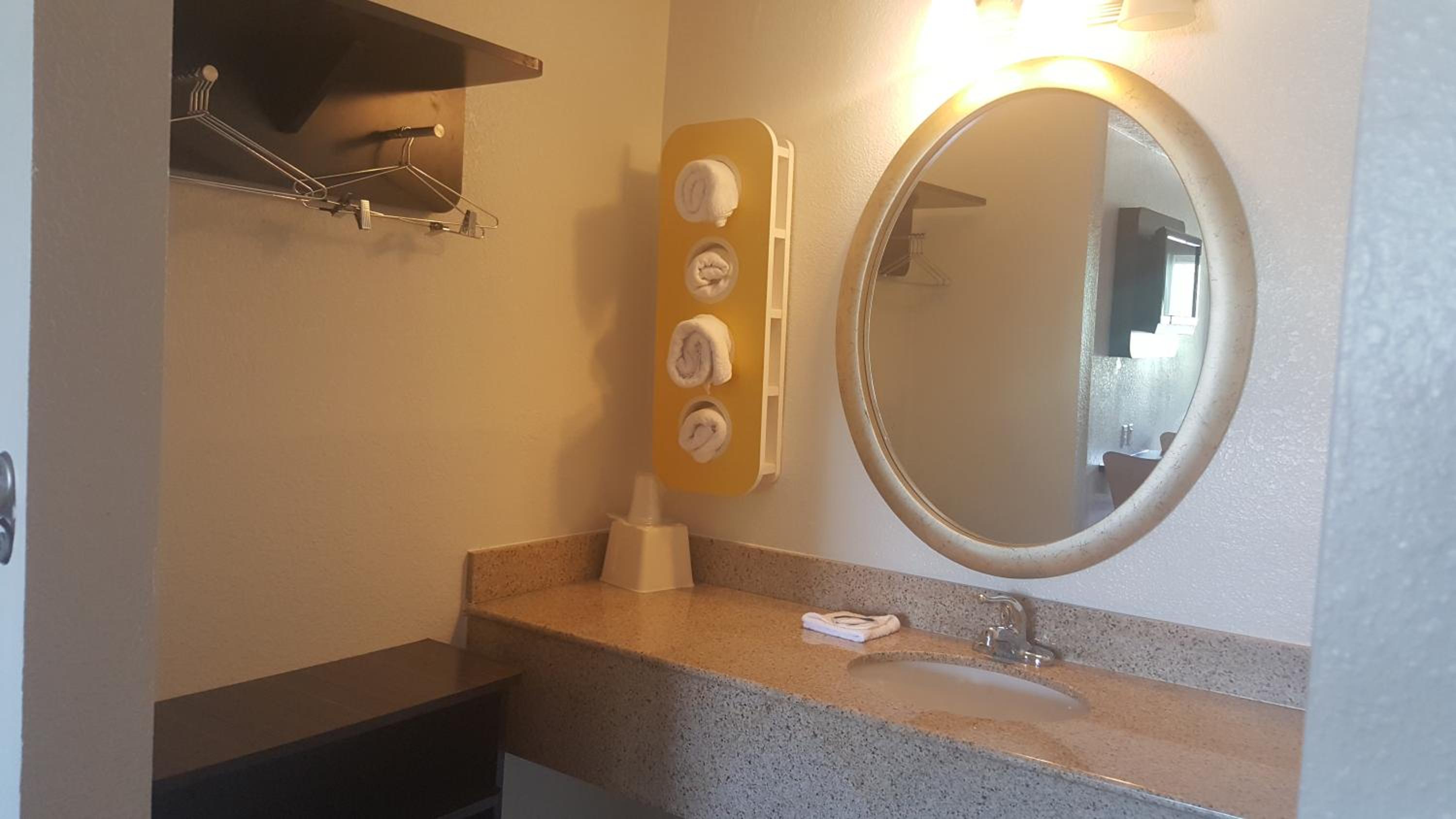 1 King Bed - Mobility Accessible RI Shower Nsmk، Motel6 Columbus, OH - OSU 8/9