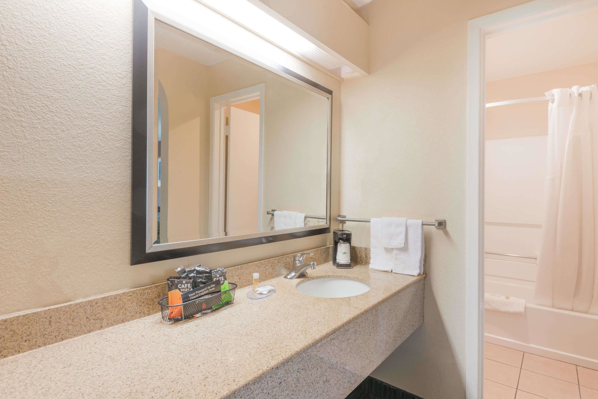 ROOM, KING BED, ACCESSIBLE