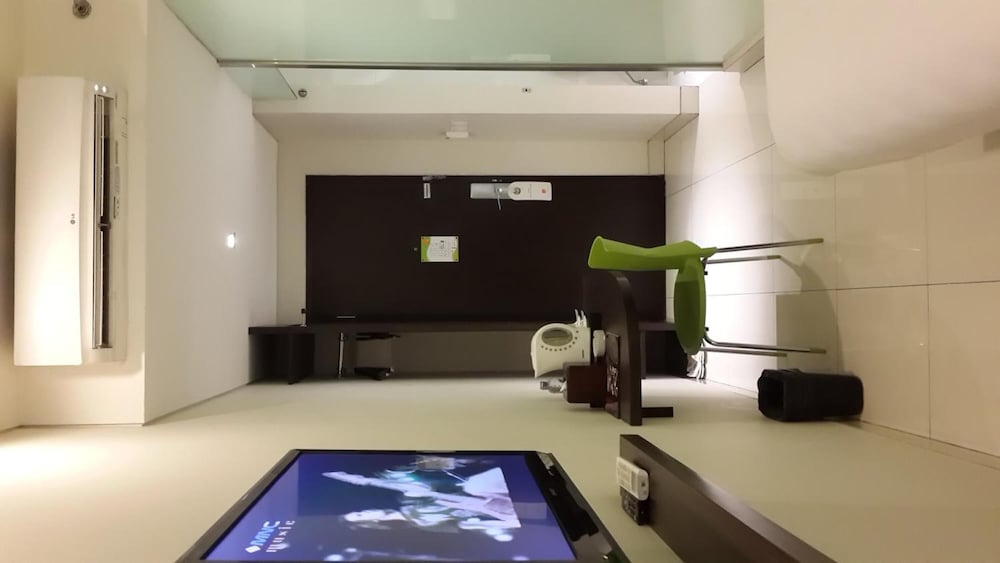 V HOTEL JAKARTA 16/45