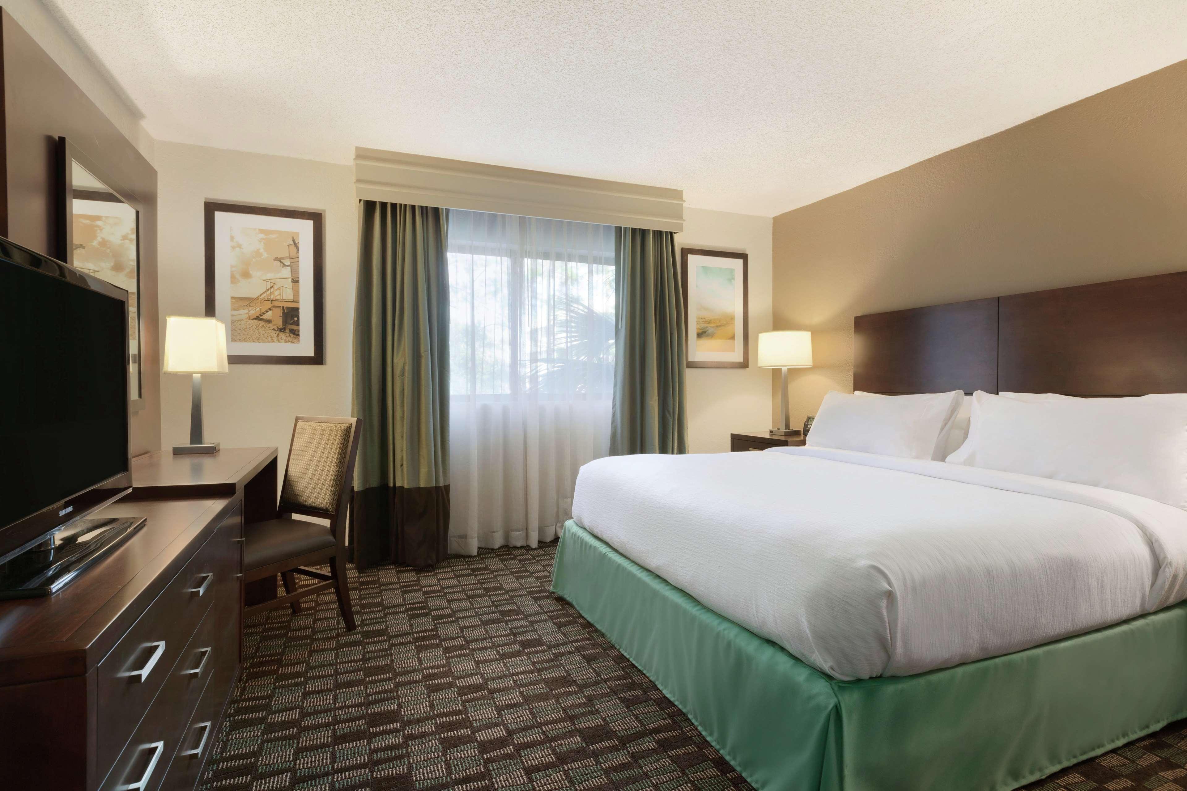ATRIUM, SUITE, KING BED, ACCESSIBLE