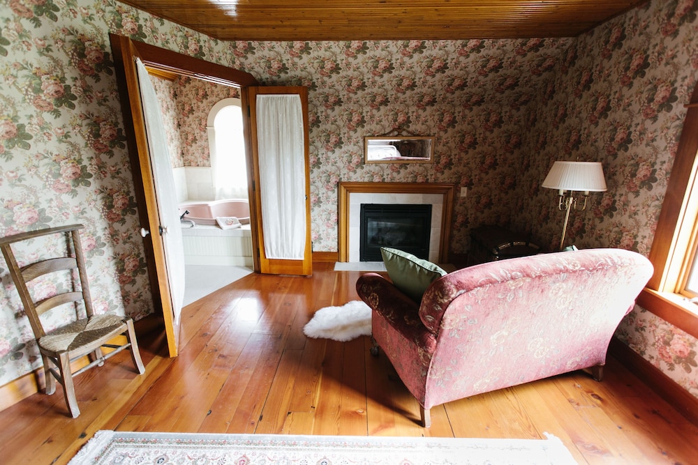 Round Barn Farm B & B Event Center 39/56