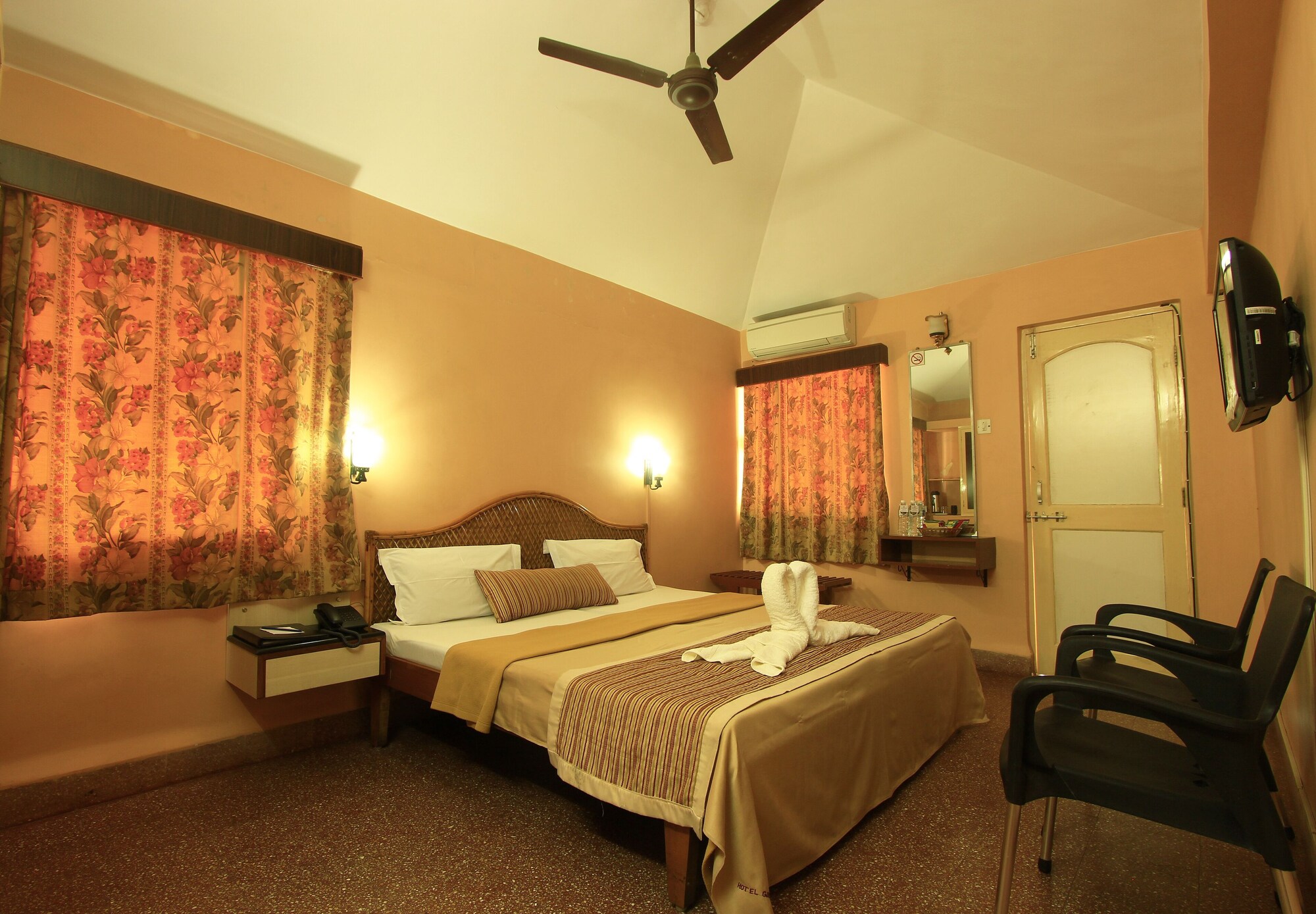 غرفة ديلوكس بسرير مزدوج، Hotel Gopika International 2/4