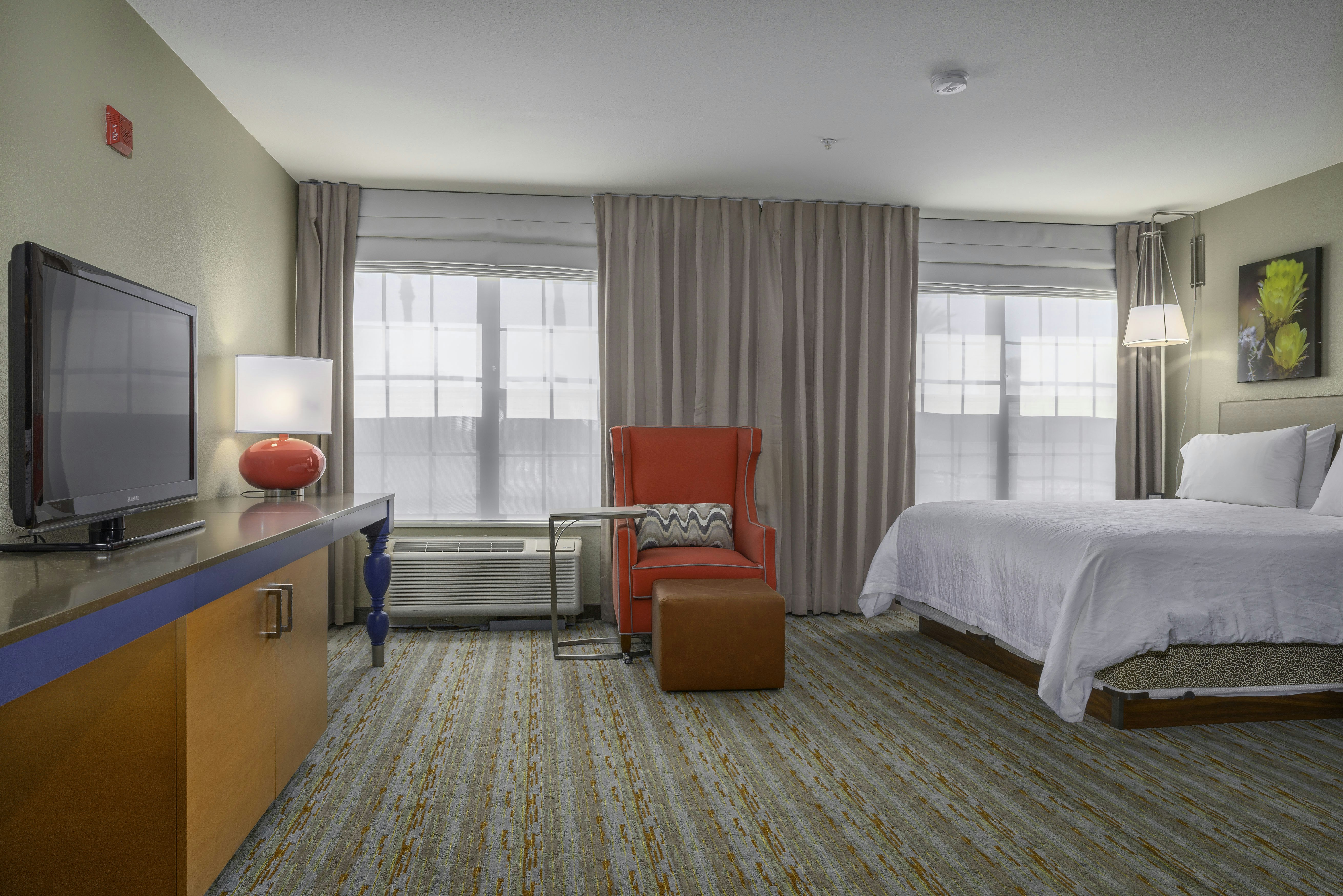 DELUXE, KING BED