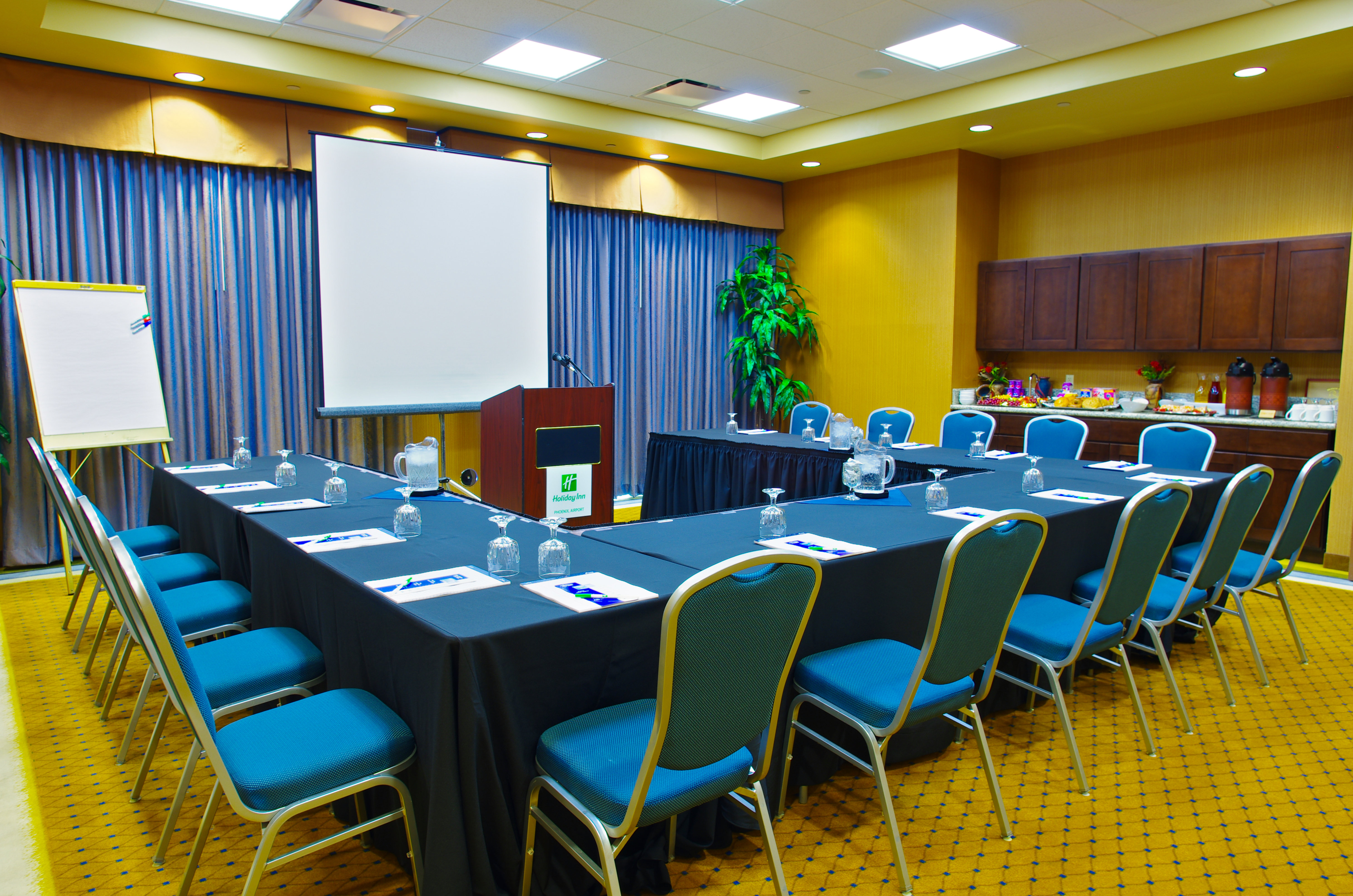 Holiday Inn & Suites Phoenix Airport 66/79