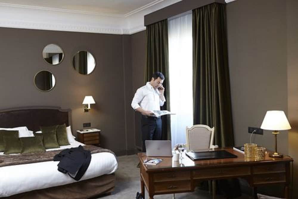Hotel Carlton 8/70