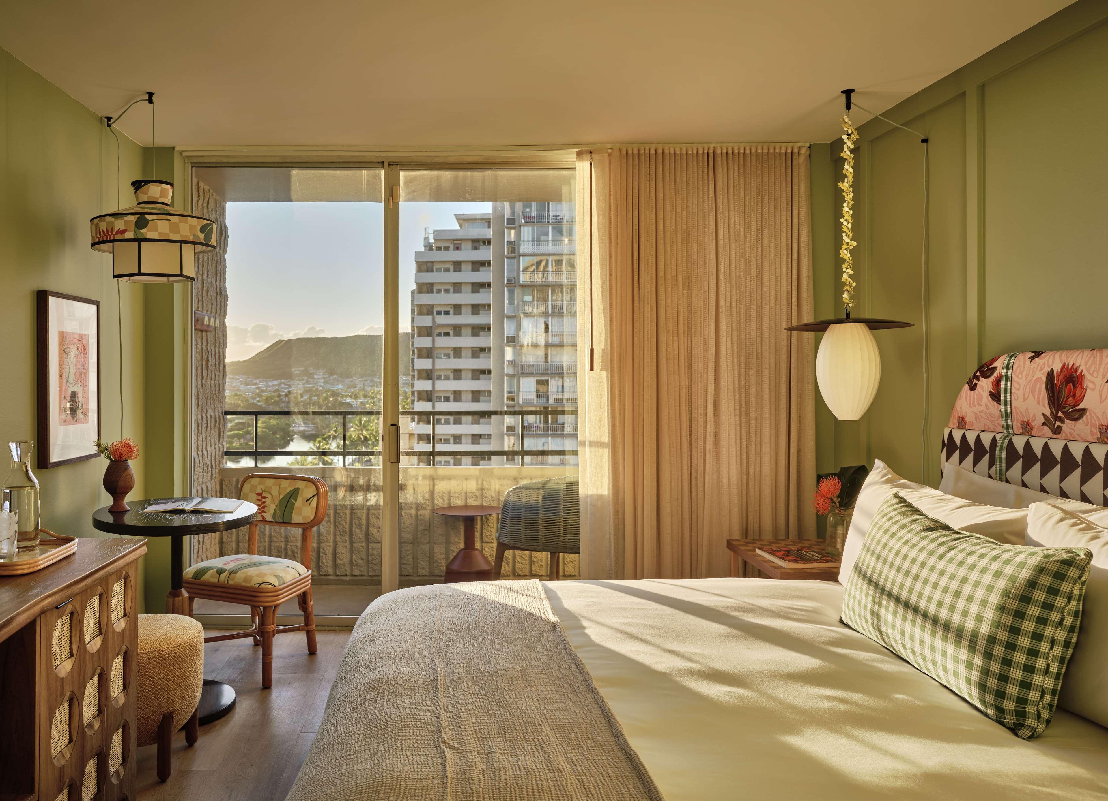 ROOM, KING BED