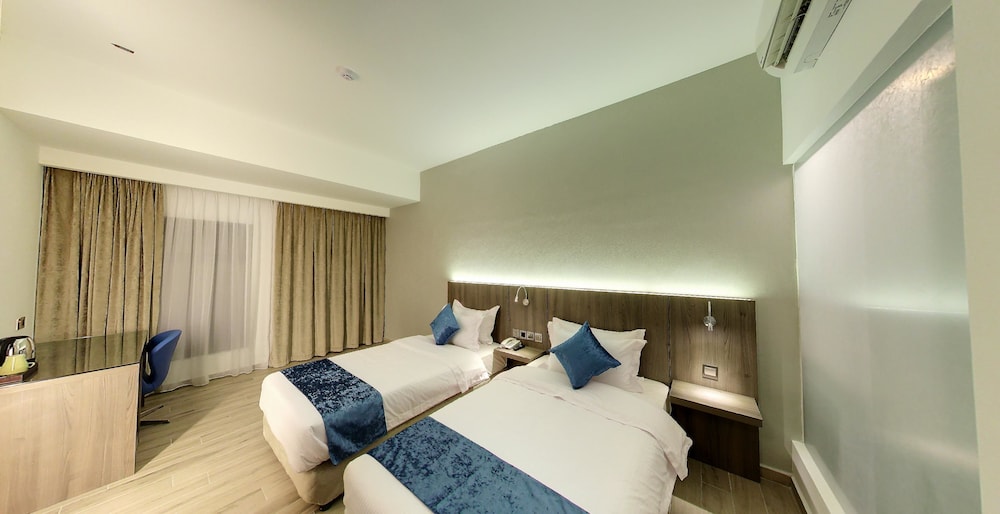 Flora by Crossroads Hotel 39/47