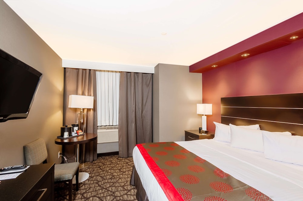 Ramada By Wyndham Niagara Falls By the River 10/47